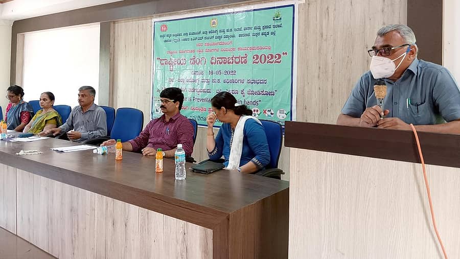 ಕಾರವಾರದಲ್ಲಿ ಸೋಮವಾರ ಹಮ್ಮಿಕೊಳ್ಳಲಾದ ‘ರಾಷ್ಟ್ರೀಯ ಡೆಂಗಿ ದಿನಾಚರಣೆ’ ಕಾರ್ಯಕ್ರಮದಲ್ಲಿ ಜಿಲ್ಲಾ ಆರೋಗ್ಯಾಧಿಕಾರಿ ಡಾ.ಶರದ್ ನಾಯಕ ಮಾತನಾಡಿದರು