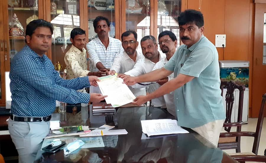 ಅರಣ್ಯ ಭೂಮಿ ಹಕ್ಕು ಮಂಜೂರು ಪ್ರಕ್ರಿಯೆಯಲ್ಲಿ ಅರ್ಜಿ ಪುನರ್ ಪರಿಶೀಲನೆ ವಿಧಾನಕ್ಕೆ ಆಕ್ಷೇಪ ವ್ಯಕ್ತಪಡಿಸಿ ಜಿಲ್ಲಾ ಅರಣ್ಯ ಭೂಮಿ ಹಕ್ಕು ಹೋರಾಟಗಾರರ ವೇದಿಕೆಯ ಅಧ್ಯಕ್ಷ ರವೀಂದ್ರ ನಾಯ್ಕ ನೇತೃತ್ವದಲ್ಲಿ ಜಿಲ್ಲಾಧಿಕಾರಿ ಮುಲ್ಲೈ ಮುಗಿಲನ್ ಅವರಿಗೆ ಸೋಮವಾರ ಮನವಿ ಸಲ್ಲಿಸಲಾಯಿತು