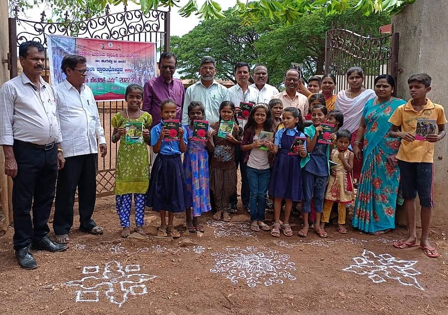 ಚಿಟಗುಪ್ಪ ತಾಲ್ಲೂಕಿನ ಚಾಂಗಲೇರಾದ ಮಾದರಿ ಪ್ರಾಥಮಿಕ ಶಾಲೆಯಲ್ಲಿ ಹೂವು ನೀಡಿ ಮಕ್ಕಳನ್ನು ಶಾಲೆಗೆ ಬರ ಮಾಡಿಕೊಳ್ಳಲಾಯಿತು