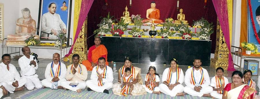 ಚಾಮರಾಜನಗರದ ಕರಿನಂಜನಪುರ ರಸ್ತೆಯಲ್ಲಿರುವ ಸಾರನಾಥ ಬುದ್ಧ ವಿಹಾರದಲ್ಲಿ ನಡೆದ 2566ನೇ ಬುದ್ಧ ಪೂರ್ಣಿಮಾ ಕಾರ್ಯಕ್ರಮದಲ್ಲಿ ವಕೀಲರಾದ ಪ್ರಸನ್ನಕುಮಾರ್ ಮತ್ತು ಕುಟುಂಬ ವರ್ಗ, ಡಾ.ಶಿವಕುಮಾರ್ ಸೇರಿದಂತೆ 14 ಮಂದಿ ಬೌದ್ಧಧಮ್ಮ ದೀಕ್ಷೆ ‍‍ಪಡೆದರು. ನಾಗಪುರ ಭಂತೇ ತಿಸ್ಸಾ, ಭಾರತೀಯ ಬೌದ್ಧ ಮಹಾಸಭಾದ ಜಿಲ್ಲಾ ಅಧ್ಯಕ್ಷ ಆರ್.ಬಸವರಾಜು ಇದ್ದಾರೆ