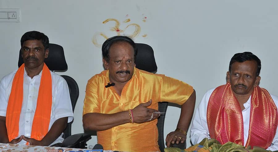 ಕೋಲಾರ ನಗರಾಭಿವೃದ್ಧಿ ಪ್ರಾಧಿಕಾರದ ನೂತನ ಅಧ್ಯಕ್ಷರಾಗಿ ಸೋಮವಾರ ಅಧಿಕಾರ ಸ್ವೀಕರಿಸಿದ ವಿಜಯ್ಕುಮಾರ್ ಸುದ್ದಿಗಾರರೊಂದಿಗೆ ಮಾತನಾಡಿದರು