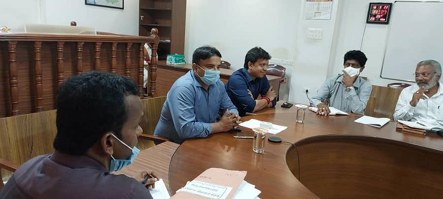 ಮಂಗಳೂರಿನಲ್ಲಿ ಸೋಮವಾರ ನಡೆದ ಜಿಲ್ಲಾ ರಂಗಮಂದಿರ ನಿರ್ಮಾಣ ಕುರಿತ ಸಭೆಯಲ್ಲಿ ಶಾಸಕ ಡಾ. ಭರತ್ ಶೆಟ್ಟಿ ಮಾತನಾಡಿದರು. ಜಿಲ್ಲಾಧಿಕಾರಿ ಡಾ. ರಾಜೇಂದ್ರ ಕೆ.ವಿ ಇದ್ದರು.