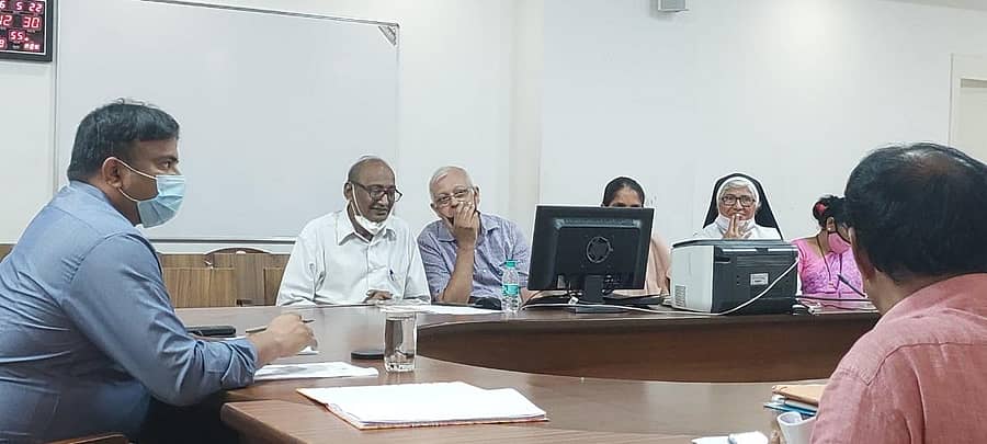 ಮಂಗಳೂರಿನಲ್ಲಿ ಸೋಮವಾರ ನಡೆದ ಅಂಗವಿಕಲರ ಕುಂದುಕೊರತೆ ಸಭೆಯಲ್ಲಿ ಜಿಲ್ಲಾಧಿಕಾರಿ ಡಾ.ರಾಜೇಂದ್ರ ಕೆ.ವಿ ಮಾತನಾಡಿದರು.