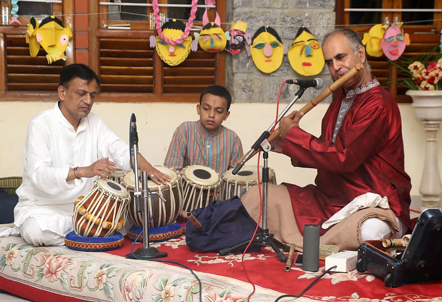 ಬುದ್ಧಪೂರ್ಣಿಮೆ ಅಂಗವಾಗಿ ದೀನಬಂಧು ಟ್ರಸ್ಟ್ ಹಮ್ಮಿಕೊಂಡಿದ್ದ ಸ್ವರ ಸಂಗಮ ಕಾರ್ಯಕ್ರಮದಲ್ಲಿ ಬಾನ್ಸುರಿ ವಾದಕ ರವಿಶಂಕರ್ ಮಿಶ್ರಾ ಹಾಗೂ ತಬಲಾ ವಾದಕ ಡಾ. ಉದಯರಾಜ್ ಕರ್ಪೂರ್ ವರು ಪ್ರದರ್ಶನ ನೀಡಿದರು