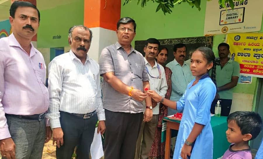 ಕೋಲಾರ ತಾಲ್ಲೂಕಿನ ಹರಟಿ ಸರ್ಕಾರಿ ಹಿರಿಯ ಪ್ರಾಥಮಿಕ ಶಾಲೆಯಲ್ಲಿ ಸೋಮವಾರ ನಡೆದ ಶಾಲೆ ಆರಂಭೋತ್ಸವದಲ್ಲಿ ಬಿಇಒ ಸಿ.ಆರ್.ಅಶೋಕ್ ಮಕ್ಕಳಿಗೆ ಗುಲಾಬಿ ಹೂ ನೀಡಿ ಸ್ವಾಗತಿಸಿದರು