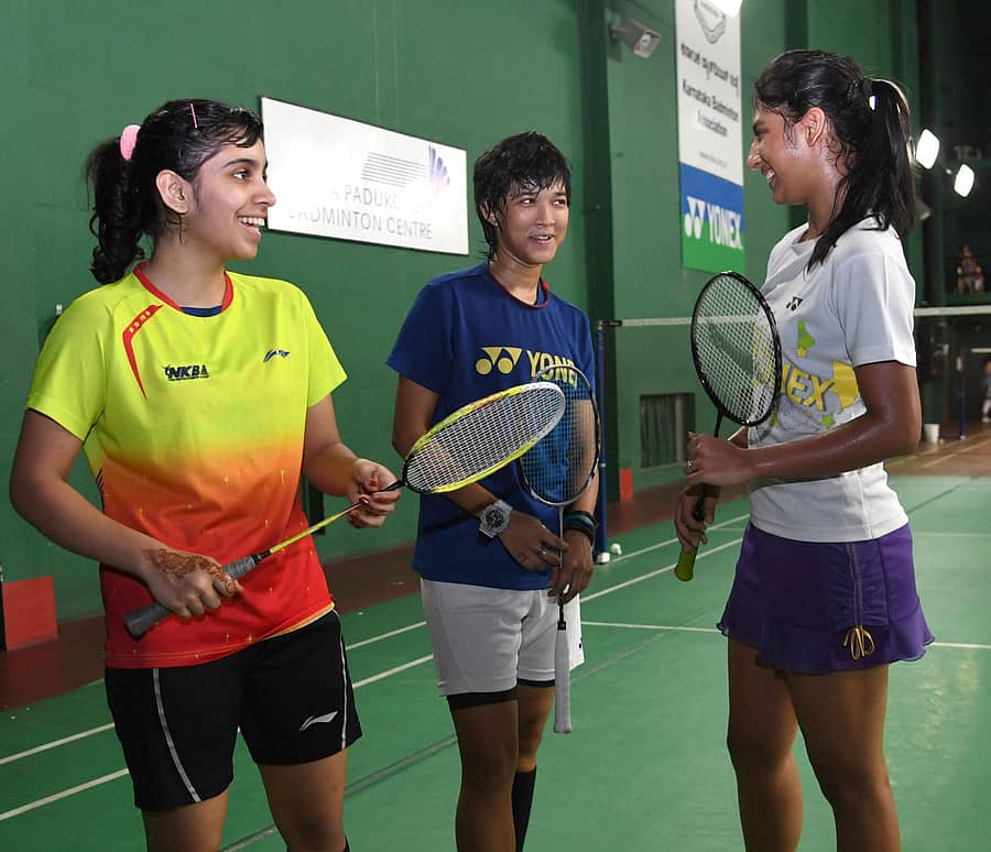 ಅಸ್ಮಿತಾ ಚಲಿಹಾ (ಮಧ್ಯೆ)– ಪ್ರಜಾವಾಣಿ ಸಂಗ್ರಹ