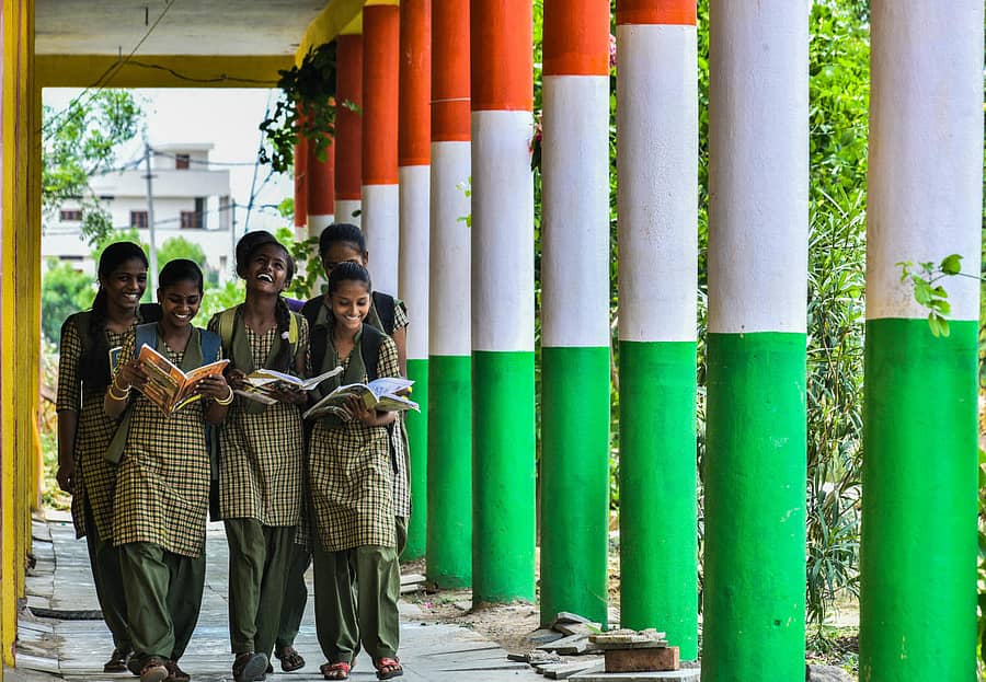 ಕಲಬುರಗಿ ತಾರಫೈಲ್ ಬಡಾವಣೆಯ ಸರ್ಕಾರಿ ಪ್ರೌಢಶಾಲೆಯ ಆವರಣದಲ್ಲಿ ಸೋಮವಾರ ವಿದ್ಯಾರ್ಥಿನಿಯರು ಓಡಾಡಿದರು – ಪ್ರಜಾವಾಣಿ ಚಿತ್ರ