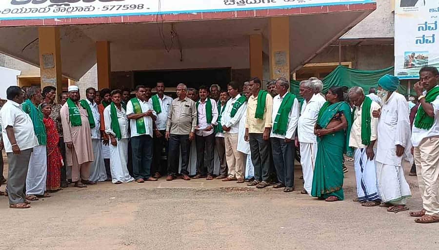 ಹಿರಿಯೂರಿನಲ್ಲಿ ಸೋಮವಾರ ರಾಜ್ಯ ರೈತ ಸಂಘದ ಜಿಲ್ಲಾ ಕಾರ್ಯಾಧ್ಯಕ್ಷ ಕೆ.ಸಿ. ಹೊರಕೇರಪ್ಪ ನೇತೃತ್ವದಲ್ಲಿ ವಾಣಿವಿಲಾಸ ಜಲಾಶಯಕ್ಕೆ 5 ಟಿಎಂಸಿ ನೀರನ್ನು ಶಾಶ್ವತವಾಗಿ ಹಂಚಿಕೆ ಮಾಡಬೇಕು ಎಂದು ಒತ್ತಾಯಿಸಿ ತಹಶೀಲ್ದಾರ್ ಶಿವಕುಮಾರ್ ಅವರಿಗೆ ಮನವಿ ಸಲ್ಲಿಸಲಾಯಿತು.