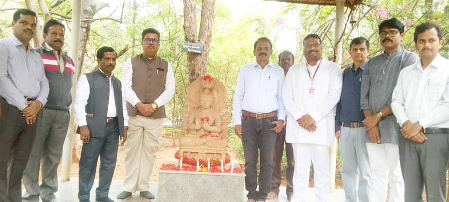 ತುಮಕೂರು ವಿಶ್ವವಿದ್ಯಾನಿಲಯದಲ್ಲಿ ಸೋಮವಾರ ಬುದ್ಧ ಪೂರ್ಣಿಮೆ ಪ್ರಯುಕ್ತ ಬುದ್ಧನ ಮೂರ್ತಿಗೆ ಪುಷ್ಪ ನಮನ ಸಲ್ಲಿಸಲಾಯಿತು. ಪ್ರಭಾರ ಕುಲಪತಿ ಪ್ರೊ.ಕೇಶವ, ಕುಲಸಚಿವ ಪ್ರೊ.ಕೆ.ಶಿವಚಿತ್ತಪ್ಪ, ಸಿಂಡಿಕೇಟ್ ಸದಸ್ಯ ಟಿ.ಡಿ.ವಿನಯ್, ಗೌತಮ ಬುದ್ಧ ಅಧ್ಯಯನ ಪೀಠದ ಸಂಚಾಲಕ ನಾಗಭೂಷಣ ಬಗ್ಗನಡು, ಕುವೆಂಪು ವಿಶ್ವವಿದ್ಯಾಲಯದ ಕನ್ನಡ ಭಾರತಿ ಮುಖ್ಯಸ್ಥ ಪ್ರೊ.ಪ್ರಶಾಂತ್ ನಾಯಕ ಉಪಸ್ಥಿತರಿದ್ದರು