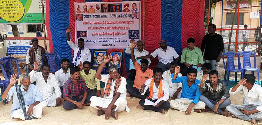 ಮಲೇಬೆನ್ನೂರು ಪಟ್ಟಣದಲ್ಲಿ ಸೋಮವಾರ ಬಹುಜನ ಸಮಾಜ ಪಕ್ಷದ ಜಿಲ್ಲಾಧ್ಯಕ್ಷ ಡಿ. ಹನುಮಂತಪ್ಪ ನೇತೃತ್ವದಲ್ಲಿ ಜಿಲ್ಲಾ ಪಂಚಾಯಿತಿ ಮಾಜಿ ಸದಸ್ಯ ಬಿ. ಎಂ. ವಾಗೀಶ್ ಸ್ವಾಮಿ ಬೇಡ ಜಂಗಮ ಜಾತಿ ಪ್ರಮಾಣ ಪತ್ರ ಪಡೆದಿರುವುದನ್ನು ತೋರಿಸಲು ಆಗ್ರಹಿಸಿ ನಾಡ ಕಚೇರಿ ಎದುರು ಪ್ರತಿಭಟನೆ ನಡೆಸಿದರು.