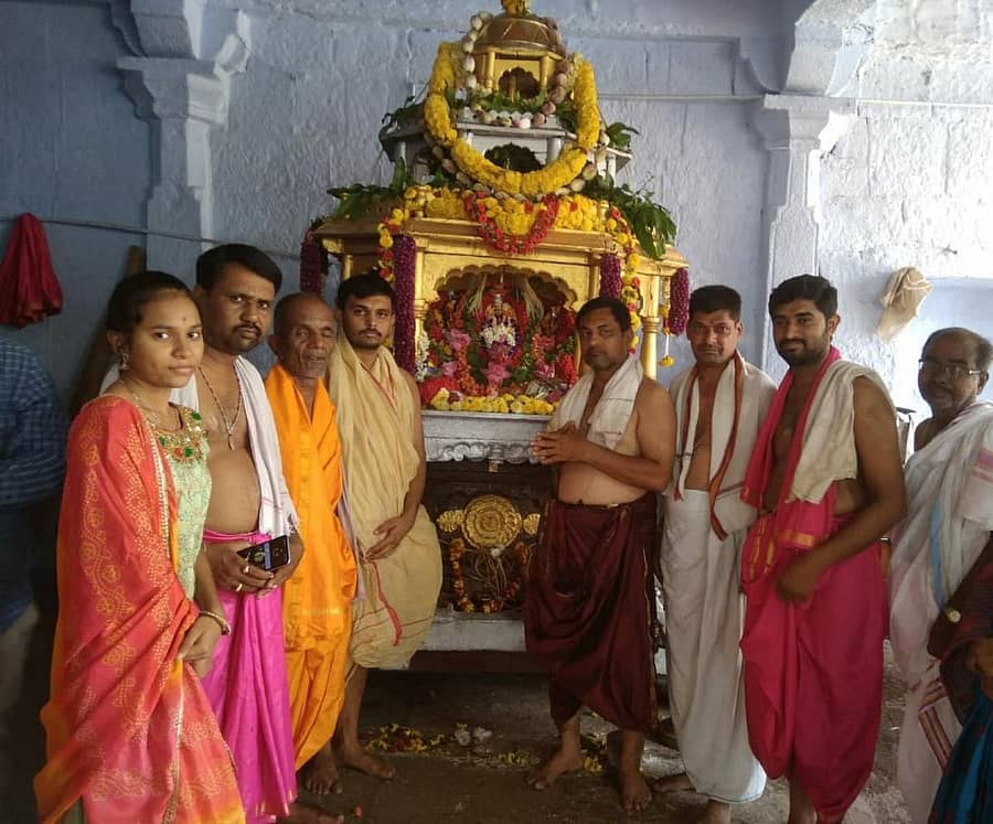 ಸುರಪುರದ ಪುರಾತನ ನರಸಿಂಹಸ್ವಾಮಿ ದೇವಸ್ಥಾನದಲ್ಲಿ ನರಸಿಂಹ ಜಯಂತಿ ಅಂಗವಾಗಿ ಸೋಮವಾರ ರಥೋತ್ಸವ ನಡೆಯಿತು