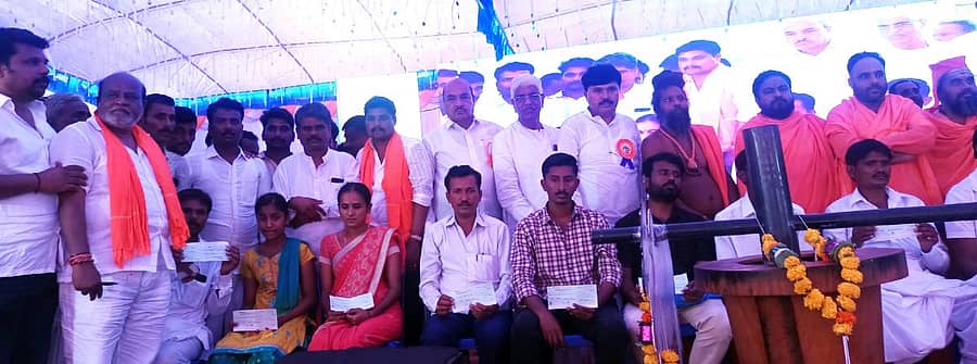 ಹುಣಸಗಿ ಪಟ್ಟಣದಲ್ಲಿ ನಡೆದ ಗಾಣಿಗ ಸಮಾಜದ ಸಮಾವೇಶದಲ್ಲಿ ದೊರನಹಳ್ಳಿಯಲ್ಲಿ ನಡೆದ ದುರಂತದಲ್ಲಿ ಮೃತಪಟ್ಟವರ ಕುಟುಂಬದ ಸದಸ್ಯರಿಗೆ ಸ್ವಾಗತ ಸಮಿತಿ ಅಧ್ಯಕ್ಷ ಸುರೇಶ ಸಜ್ಜನ್ ವೈಯಕ್ತಿಕವಾಗಿ ತಲಾ ₹25 ಸಾವಿರ ಪರಿಹಾರದ ಚೆಕ್ ವಿತರಿಸಿದರು. ಶಾಸಕ ರಾಜೂಗೌಡ, ಶ್ರೀಗಳು ಹಾಗೂ ಸಮಾಜದ ಮುಖಂಡರು ಇದ್ದಾರೆ