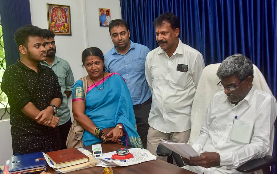 ಸಮಾಜ ಕಲ್ಯಾಣ ಸಚಿವ ಕೋಟ ಶ್ರೀನಿವಾಸ ಪೂಜಾರಿ ಅವರು ಮಂಗಳೂರಿನ ದಕ್ಷಿಣ ಕನ್ನಡ ಜಿಲ್ಲಾ ಪಂಚಾಯಿತಿಯಲ್ಲಿರುವ ತಮ್ಮ ಕಚೇರಿಯಲ್ಲಿ ಮಂಗಳವಾರ ಸಾರ್ವಜನಿಕರಿಂದ ಅಹವಾಲು ಸ್ವೀಕರಿಸಿದರು. –ಪ್ರಜಾವಾಣಿ ಚಿತ್ರ