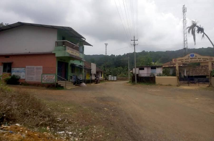 ಯಲ್ಲಾಪುರ ತಾಲ್ಲೂಕಿನ ಮಲವಳ್ಳಿಯಲ್ಲಿರುವ ಮಾವಿನಮನೆ ಗ್ರಾಮ ಪಂಚಾಯಿತಿ ಕಟ್ಟಡ ಹಾಗೂ ಹಿರಿಯ ಪ್ರಾಥಮಿಕ ಶಾಲೆಯ ಕಟ್ಟಡವಿರುವ ಈ ಪ್ರದೇಶವು ಗ್ರಾಮದ ಪ್ರಮುಖ ವೃತ್ತವಾಗಿದೆ