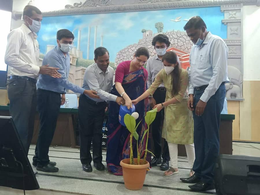 ರಾಯಚೂರು ಜಿಲ್ಲಾ ಪಂಚಾಯಿತಿ ಸಭಾಂಗಣದಲ್ಲಿ ಮಂಗಳವಾರ ಆಯೋಜಿಸಿದ್ದ ‘ಮಹತ್ವಾಕಾಂಕ್ಷಿ ಜಿಲ್ಲೆಯ ಮುಂದಿನ ದೃಷ್ಟಿಕೋನ‘ ವಿಷಯ ಕುರಿತ ಕಾರ್ಯಾಗಾರವನ್ನು ಜಿಲ್ಲಾ ಪಂಚಾಯಿತಿ ಮುಖ್ಯ ಕಾರ್ಯನಿರ್ವಾಹಕ ಅಧಿಕಾರಿ ನೂರ್‌ ಜಹಾರ್‌ ಖಾನಂ ಉದ್ಘಾಟಿಸಿದರು. 