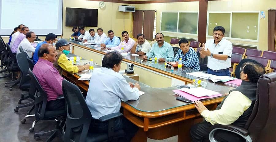 ಹಾವೇರಿ ಜಿಲ್ಲಾಧಿಕಾರಿ ಕಚೇರಿ ಸಭಾಂಗಣದಲ್ಲಿ ಮಂಗಳವಾರ ನಡೆದ ಪದವೀಧರ ಪ್ರಾಥಮಿಕ ಶಾಲಾ ಶಿಕ್ಷಕರ ನೇಮಕಾತಿ ಸ್ಪರ್ಧಾತ್ಮಕ ಪರೀಕ್ಷೆ ಪೂರ್ವ ಸಿದ್ಧತಾ ಸಭೆಯಲ್ಲಿ ಶಿಕ್ಷಣ ಇಲಾಖೆ ಪ್ರಾಜೆಕ್ಟ್ ಕೋಆರ್ಡಿನೇಟರ್ ಶ್ಯಾಮಸುಂದರ ಅಡಿಗ ಅವರು ಮಾಹಿತಿ ನೀಡಿದರು. ಜಿಲ್ಲಾಧಿಕಾರಿ ಸಂಜಯ ಶೆಟ್ಟೆಣ್ಣವರ ಇದ್ದಾರೆ