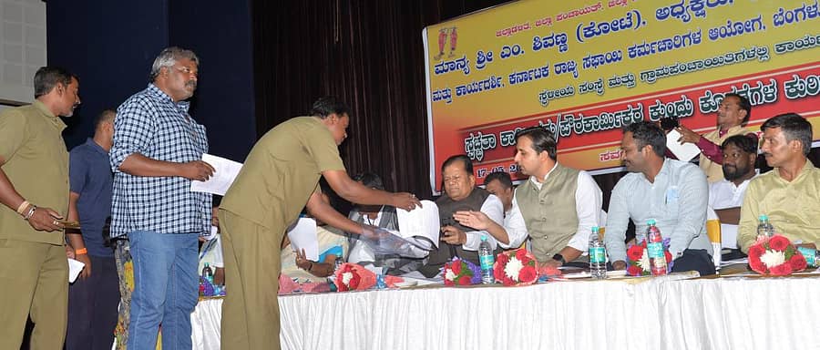 ಕೋಲಾರದಲ್ಲಿ ಮಂಗಳವಾರ ನಡೆದ ಕುಂದು ಕೊರತೆ ಸಭೆಯಲ್ಲಿ ರಾಜ್ಯ ಸಫಾಯಿ ಕರ್ಮಚಾರಿಗಳ ಆಯೋಗದ ಅಧ್ಯಕ್ಷ ಎಂ.ಶಿವಣ್ಣ ಪೌರ ಕಾರ್ಮಿಕರ ಅಹವಾಲು ಸ್ವೀಕರಿಸಿದರು