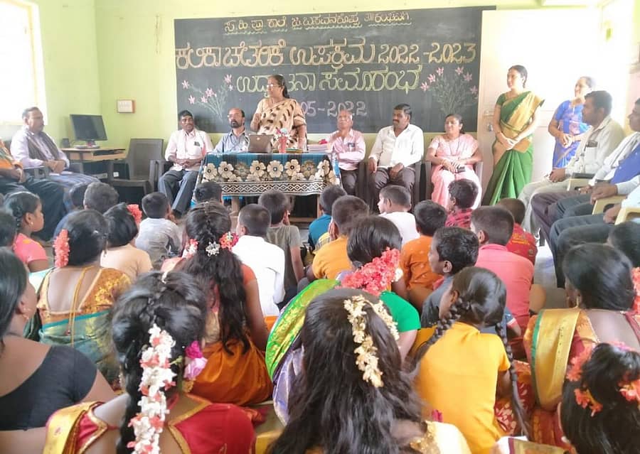 ಕಲಘಟಗಿ ತಾಲ್ಲೂಕಿನ ಜಿ. ಬಸವನಕೊಪ್ಪ ಗ್ರಾಮದ ಸರ್ಕಾರಿ ಹಿರಿಯ ಪ್ರಾಥಮಿಕ ಶಾಲೆಯಲ್ಲಿ ಶಾಲಾ ಪ್ರಾರಂಭೋತ್ಸವಕ್ಕೆ ಚಾಲನೆ ನೀಡಿ ಕ್ಷೇತ್ರ ಶಿಕ್ಷಣಾಧಿಕಾರಿ ಉಮಾದೇವಿ ಬಸಾಪುರ ಮಾತನಾಡಿದರು