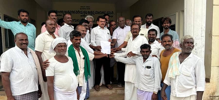 ಕಾರಟಗಿ ರೇಲ್ವೆ ನಿಲ್ದಾಣಕ್ಕೆ ಕಾರಟಗಿ-ಚನ್ನಳ್ಳಿ ಹಳೆಯ ರಸ್ತೆಯನ್ನೇ ಅಭಿವೃದ್ದಿಪಡಿಸಲು ಆಗ್ರಹಿಸಿ, ರಸ್ತೆಗೆ ಭೂಮಿ ನೀಡಲು ಸಿದ್ದ ಎಂದು ರೈತರು ಒಪ್ಪಿಗೆ ನೀಡಿರುವ ಪತ್ರವನ್ನು ಗ್ರೇಡ್-2 ತಹಶೀಲ್ದಾರ್ ವಿಶ್ವನಾಥ ಮುರಡಿಗೆ ಸಲ್ಲಿಸಿದರು