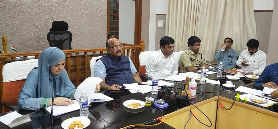 ಕಲಬುರಗಿಯಲ್ಲಿ ಮಂಗಳವಾರ ನಡೆದ ‘ಪ್ರಧಾನಮಂತ್ರಿಗಳ ಹೊಸ 15 ಅಂಶಗಳ ಜಿಲ್ಲಾಮಟ್ಟದ ಪ್ರಗತಿ ಪರಿಶೀಲನಾ ಸಭೆ’ಯಲ್ಲಿ ಸಂಸದ ಡಾ.ಉಮೇಶ ಜಾಧವ ಮಾತನಾಡಿದರು. ಶಾಸಕಿ ಕನೀಜ್‌ ಫಾತಿಮಾ, ಡಿಸಿ ಯಶವಂತ್‌ ಗುರುಕರ್‌, ಡಿಸಿಪಿ ಅಡ್ಡೂರು ಶ್ರೀನಿವಾಸಲು ಇದ್ದಾರೆ