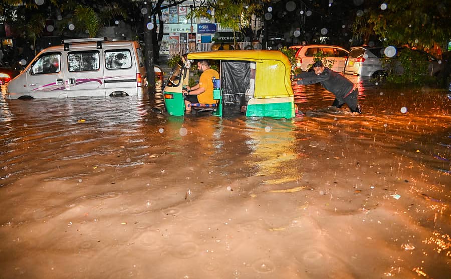 ಮಳೆಯ ಪರಿಣಾಮ ಬೆಂಗಳೂರಿನ ರಸ್ತೆಯಲ್ಲಿ ನೀರು ತುಂಬಿರುವುದು