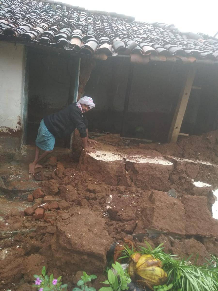 ಹೊಳನೆರಸೀಪುರ ತಾಲ್ಲೂಕಿನ ಎಲೆಚಾಗಹಳ್ಳಿ ಗ್ರಾಮದ ವೈ.ಎಂ. ರಾಜಶೇಖರ್ ಅವರ ವಾಸದ ಮನೆ ಗೋಡೆ ಕುಸಿದು ಬಿದ್ದಿದೆ