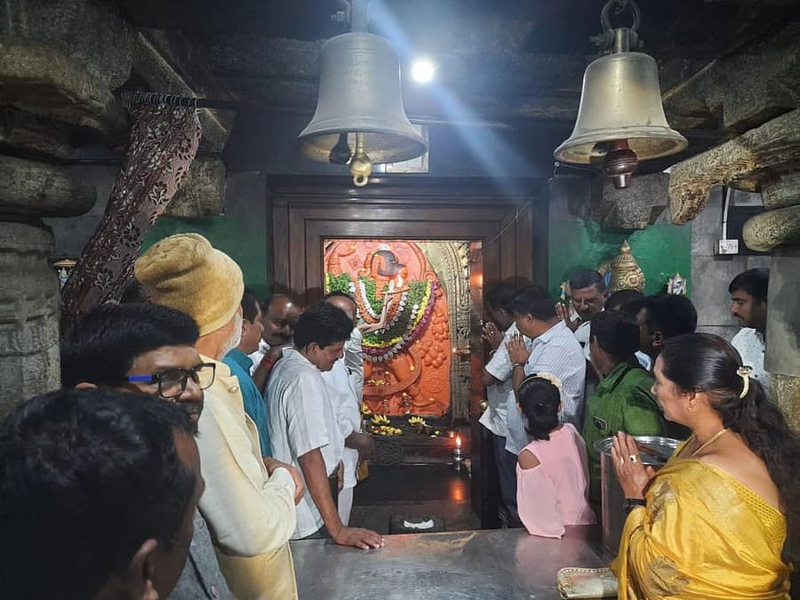 ಜೆಡಿಎಸ್ ವರಿಷ್ಠ ಎಚ್.ಡಿ.ದೇವೇಗೌಡರ ಜನ್ಮದಿನದ ಅಂಗವಾಗಿ ನೀರು ಬಾಗಿಲು ಆಂಜನೇಯ ದೇವಸ್ಥಾನದಲ್ಲಿ ಕಾರ್ಯಕರ್ತರು ಪೂಜೆ ಸಲ್ಲಿಸಿದರು. ಎಸ್.ದ್ಯಾವೇಗೌಡ, ರಘು ಹೊಂಗೆರೆ, ಕಾರ್ಲೆ ಇಂದ್ರೇಶ್ ಇದ್ದಾರೆ