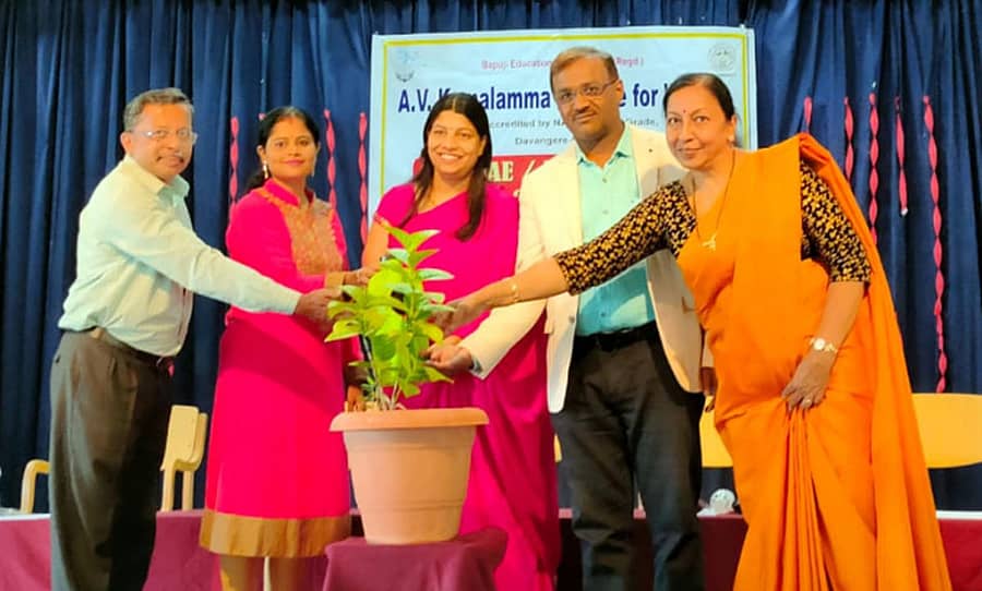 ದಾವಣಗೆರೆಯ ಎ.ವಿ.ಕೆ. ಮಹಿಳಾ ಕಾಲೇಜಿನಲ್ಲಿ ಹಮ್ಮಿಕೊಂಡಿದ್ದ ಹಳೆಯ ವಿದ್ಯಾರ್ಥಿನಿಯರ ಸಭೆಯನ್ನು ಕಾಲೇಜಿನ ಪ್ರಾಂಶುಪಾಲ ಡಾ.ಬಿ.ಪಿ. ಕುಮಾರ್ ಉದ್ಘಾಟಿಸಿದರು.