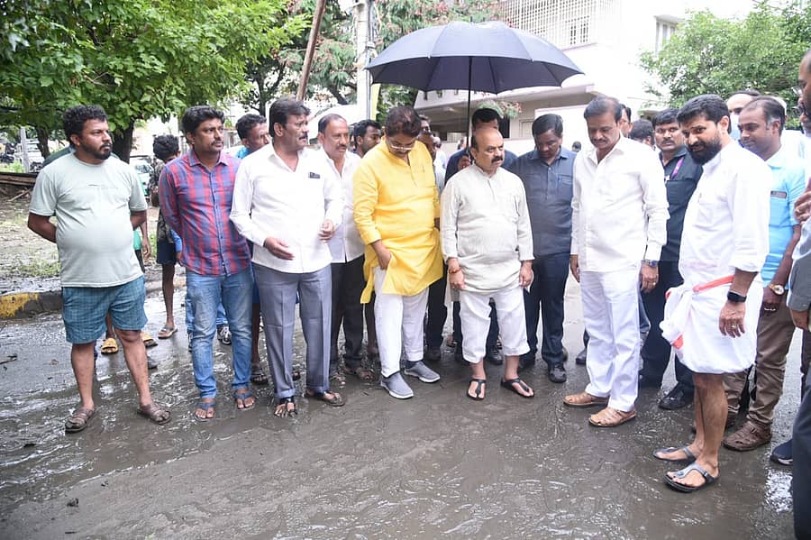 ಬೃಹತ್ ಬೆಂಗಳೂರು ಮಹಾನಗರ ಪಾಲಿಕೆ ವ್ಯಾಪ್ತಿಯಲ್ಲಿ ಧಾರಾಕಾರ ಮಳೆಯಿಂದ ತಗ್ಗು ಪ್ರದೇಶಗಳಿಗೆ ನೀರು ನುಗ್ಗಿದ ಪ್ರದೇಶಗಳಿಗೆ ಬುಧವಾರ ಭೇಟಿ ನೀಡಿ ಪರಿಶೀಲಿಸಿದ ಸಿಎಂ ಬಸವರಾಜ ಬೊಮ್ಮಾಯಿ.