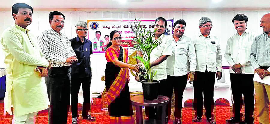 ಬೀದರ್ನಲ್ಲಿ ಕನ್ನಡ ಸಾಹಿತ್ಯ ಪರಿಷತ್ತಿನ ಜಿಲ್ಲಾ ಘಟಕದ ವತಿಯಿಂದ ಆಯೋಜಿಸಿದ್ದ ‘ದಾಂಪತ್ಯ ಕವಿಗೋಷ್ಠಿ’ಯನ್ನು ಚಿಂತಕ ದಾನಿ ಬಾಬುರಾವ್ ಹಾಗೂ ಶಿವಕಾಂತಮ್ಮ ದಂಪತಿ ಉದ್ಘಾಟಿಸಿದರು