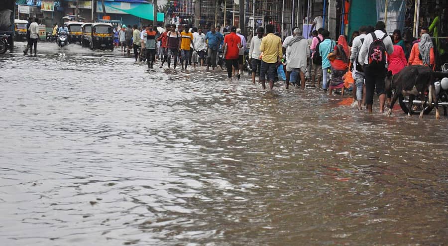 ವಿಜಯಪುರ ನಗರದಲ್ಲಿ ಗುರುವಾರ ಸುರಿದ ಭಾರೀ ಮಳೆಯ ಪರಿಣಾಮ ನಗರದ ಕೆ.ಸಿ.ಮಾರುಕಟ್ಟೆ ರಸ್ತೆ ಮೇಲೆ ಹೊಳೆಯಂತೆ ಹರಿಯುತ್ತಿರುವ ನೀರು –ಪ್ರಜಾವಾಣಿ ಚಿತ್ರ: ಸಂಜೀವ ಅಕ್ಕಿ