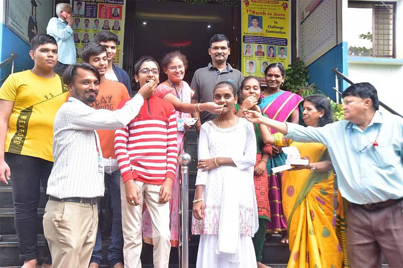 ವಾಗೀಶ್ ಹಾಗೂ ಸುಚಿತ್ರಾಗೆ ಸಿಹಿ ತಿನ್ನಿಸುತ್ತಿರುವ ಶಿಕ್ಷಕರು