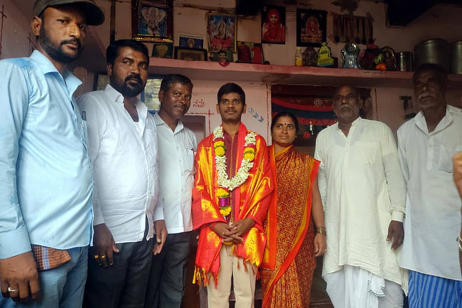 ಹುಣಸಗಿ ತಾಲ್ಲೂಕಿನ ಅರಕೇರಾ (ಜೆ) ಗ್ರಾಮದ ಪ್ರಮುಖರು ವಿದ್ಯಾರ್ಥಿ ವಿರೇಶ ಸಾಸನೂರಗೆ ಸನ್ಮಾನಿಸಿ ಸಿಹಿ ವಿತರಿಸಿದರು