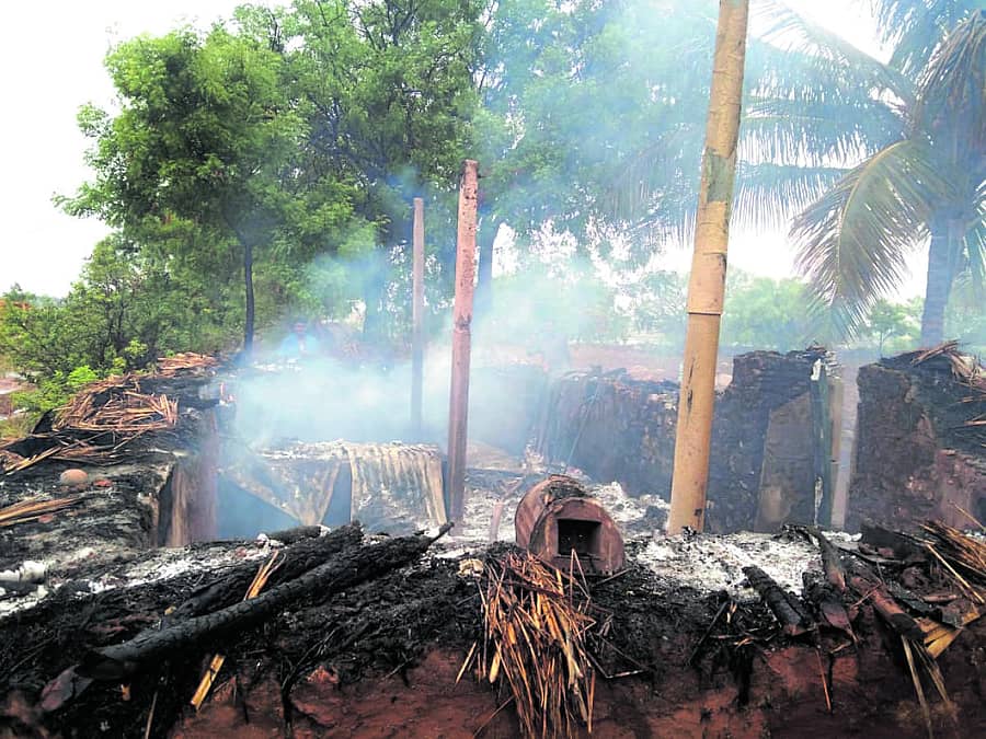 ನಾರಾಯಣಪುರ ಸಮೀಪದ ದೇವರಗಡ್ಡಿ ಗ್ರಾಮದಲ್ಲಿ ಸಿಡಿಲಿಗೆ ಮನೆಯೊಂದು ಸುಟ್ಟು ಭಸ್ಮವಾಗಿರುವುದು