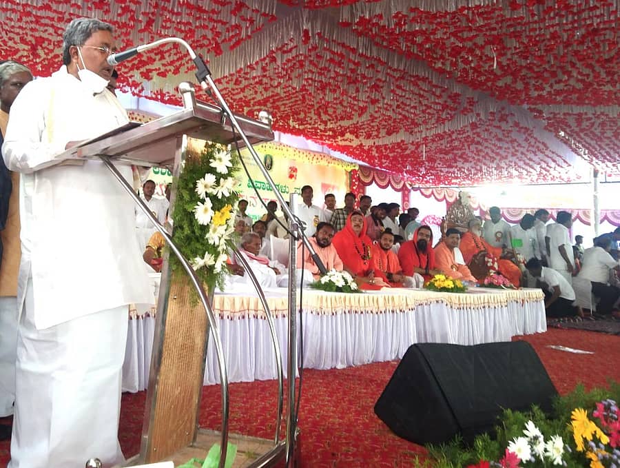 ದೇವದುರ್ಗ ತಾಲ್ಲೂಕಿನ ಗಬ್ಬೂರು ಗ್ರಾಮದಲ್ಲಿ ಗುರುವಿನ ಕುಟುಂಬದಿಂದ ಶುಕ್ರವಾರ ಆಯೋಜಿಸಿದ್ದ ಸಾಮೂಹಿಕ ವಿವಾಹ ಸಮಾರಂಭದಲ್ಲಿ ವಿಪಕ್ಷ ನಾಯಕ ಸಿದ್ದರಾಮಯ್ಯ ಮಾತನಾಡಿದರು.