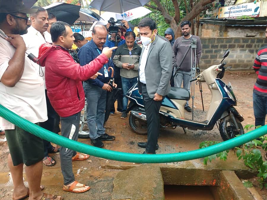 ಧಾರಾಕಾರ ಮಳೆಯಿಂದಾಗಿ ಜಲಾವೃತ್ತಗೊಂಡಿರುವ ಹಳೇ ಹುಬ್ಬಳ್ಳಿಯ ಗಣೇಶ ನಗರಕ್ಕೆ ಮಹಾನಗರ ಪಾಲಿಕೆ ಆಯುಕ್ತ ಡಾ. ಗೋಪಾಲಕೃಷ್ಣ ಬಿ. ಅವರು ಶುಕ್ರವಾರ ಭೇಟಿ ನೀಡಿ ಪರಿಶೀಲಿಸಿದರು