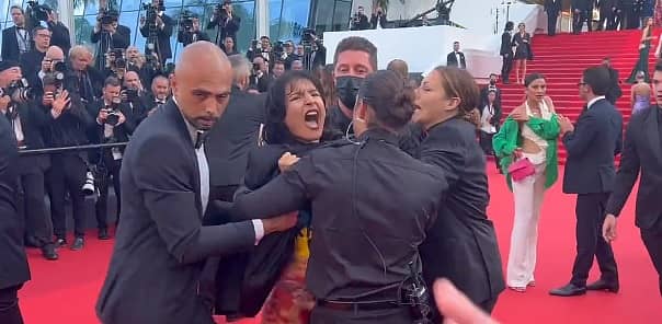 ಉಕ್ರೇನ್ ಮಹಿಳೆಯನ್ನು ಭದ್ರತಾ ಸಿಬ್ಬಂದಿ ಕರೆದುಕೊಂಡು ಹೋಗುತ್ತಿರುವ ದೃಶ್ಯ (ಟ್ವಿಟರ್ ಚಿತ್ರ)