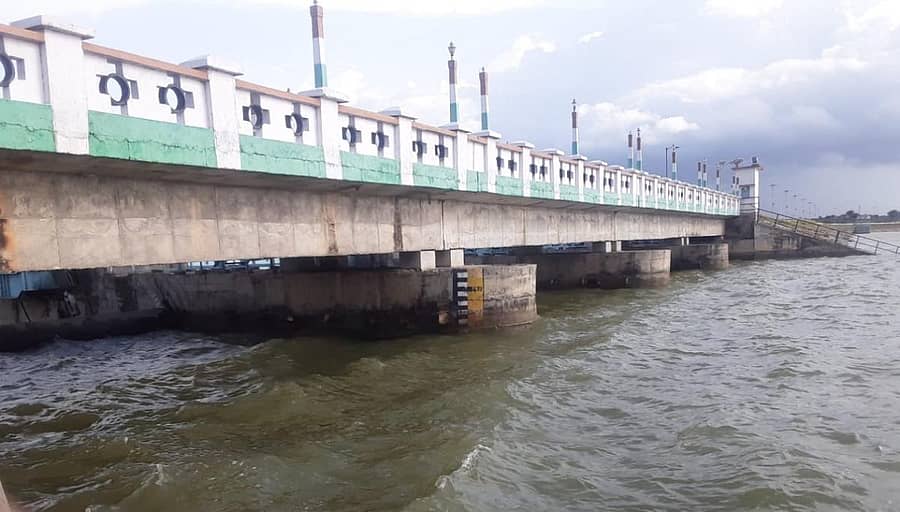 ಸತತ ಮಳೆಯಿಂದಾಗಿ ಮಸ್ಕಿ ಸಮೀಪದ ಮಸ್ಕಿ ಜಲಾಶಯ ಸಂಪೂರ್ಣ ಭರ್ತಿಯಾಗಿರುವ ದೃಶ್ಯ ಶುಕ್ರವಾರ ಕಂಡು ಬಂತು