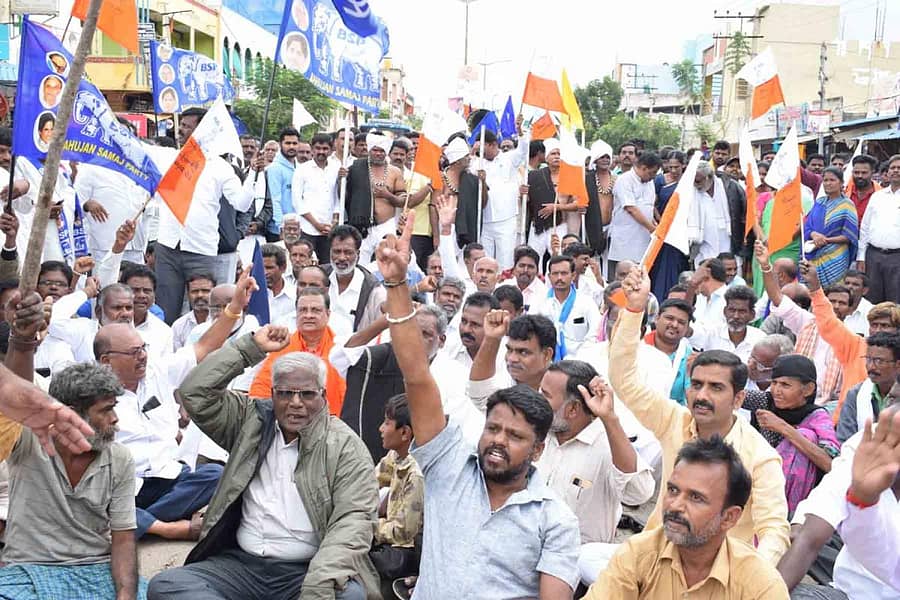 ಹಿರಿಯೂರಿನಲ್ಲಿ ಶುಕ್ರವಾರ ರಾಜ್ಯ ಸ್ವಾಭಿಮಾನಿ ಪರಿಶಿಷ್ಟ ಜಾತಿ ಮತ್ತು ಪಂಗಡಗಳ ಮೀಸಲಾತಿ ಹೆಚ್ಚಳ ಹೋರಾಟ ಕ್ರಿಯಾ ಸಮಿತಿ ನೇತೃತ್ವದಲ್ಲಿ ಪ್ರತಿಭಟನೆ ನಡೆಯಿತು. (ಎಡಚಿತ್ರ). ಹೊಳಲ್ಕೆರೆಯಲ್ಲಿ ನಾಯಕ ಸಮಾಜದ ಮುಖಂಡರು ಮೀಸಲಾತಿಗೆ ಆಗ್ರಹಿಸಿ ಪ್ರತಿಭಟನೆ ನಡೆಸಿದರು.