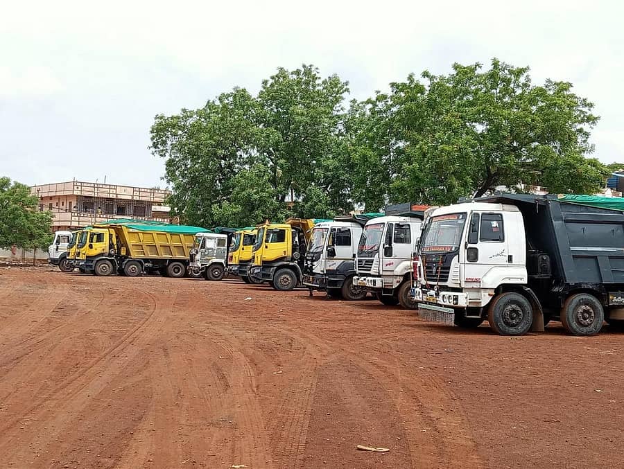 ಹುಮನಾಬಾದ್‌ನಲ್ಲಿ ಲಾರಿಗಳನ್ನು ಜಪ್ತಿ ಮಾಡಲಾಗಿದೆ