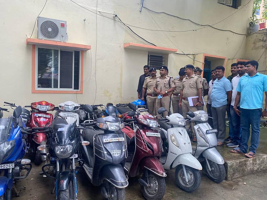 ಆರೋಪಿಯಿಂದ ಜಪ್ತಿ ಮಾಡಲಾದ ಬೈಕ್‌ಗಳನ್ನು ಪಶ್ಚಿಮ ವಿಭಾಗದ ಡಿಸಿಪಿ ಸಂಜೀವ್ ಪಾಟೀಲ ಪರಿಶೀಲಿಸಿದರು