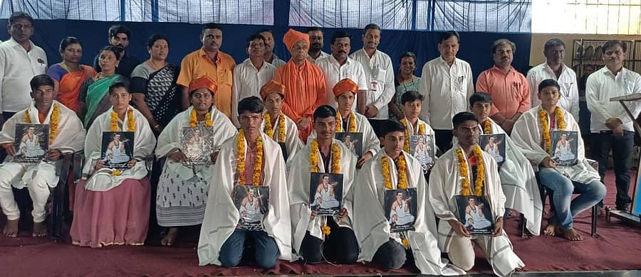 ಭಾಲ್ಕಿ ತಾಲ್ಲೂಕಿನ ಕರಡ್ಯಾಳದ ಚನ್ನಬಸವೇಶ್ವರ ಗುರುಕುಲದಲ್ಲಿ ಎಸ್ಸೆಸ್ಸೆಲ್ಸಿಯಲ್ಲಿ ಶೇ 99ಕ್ಕಿಂತಲೂ ಅಧಿಕ ಅಂಕ ಪಡೆದ 12 ವಿದ್ಯಾರ್ಥಿಗಳನ್ನು ಸನ್ಮಾನಿಸಲಾಯಿತು. ಡಾ.ಬಸವಲಿಂಗ ಪಟ್ಟದ್ದೇವರು ಇದ್ದರು