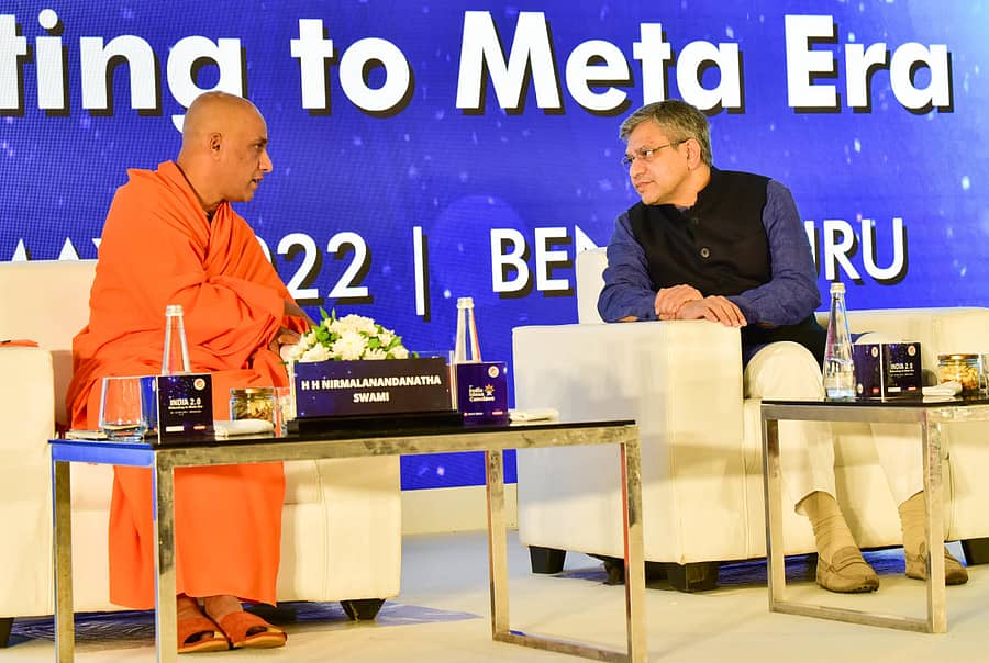 ಸಮಾವೇಶದಲ್ಲಿ ಕೇಂದ್ರ ಸಚಿವ ಅಶ್ವಿನಿ ವೈಷ್ಣವ್ ಹಾಗೂ ನಿರ್ಮಲಾನಂದನಾಥ ಸ್ವಾಮೀಜಿ ಚರ್ಚಿಸಿದರು –ಪ್ರಜಾವಾಣಿ ಚಿತ್ರ