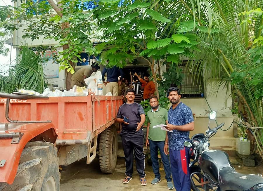 ಯಾದಗಿರಿಯ ಅಜೀಜ್ ಕಾಲೊನಿಯ ಮೆಟ್ರೋ ಶುದ್ಧ ನೀರಿನ ಘಟಕದಲ್ಲಿ ಪ್ಲಾಸ್ಟಿಕ್ ವಸ್ತುಗಳನ್ನು ನಗರಸಭೆ ಅಧ್ಯಕ್ಷರ ನೇತೃತ್ವದಲ್ಲಿ ದಾಳಿ ಮಾಡಿ ವಶಪಡಿಸಿಕೊಳ್ಳಲಾಯಿತು