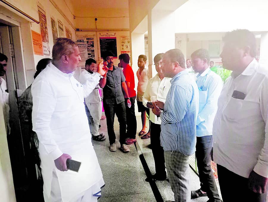 ತಾವರಗೇರಾ ಸಮುದಾಯ ಆರೋಗ್ಯ ಕೇಂದ್ರಕ್ಕೆ ಶಾಸಕ ಅಮರೇಗೌಡ ಪಾಟೀಲ್ ಬಯ್ಯಾಪೂರ ದಿಢೀರ್ ಭೇಟಿ ನೀಡಿ ಆಸ್ಪತ್ರೆಯ ಅವ್ಯವಸ್ಥೆ ಕಂಡು ವೈದ್ಯಾಧಿಕಾರಿಗಳನ್ನು ತರಾಟೆಗೆ ತಗೆದುಕೊಂಡರು