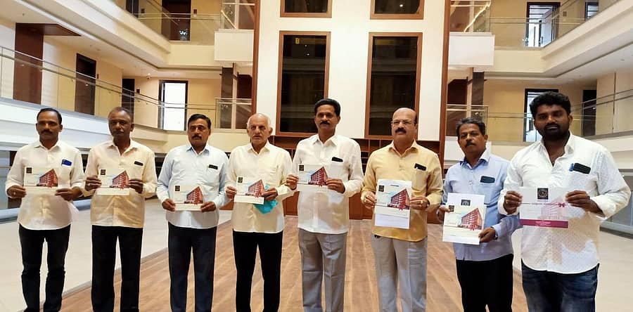 ಶಿರಸಿಯ ಸುಪ್ರಿಯಾ ಇಂಟರ್ ನ್ಯಾಶನಲ್ ಹೊಟೆಲ್ ಉದ್ಘಾಟನಾ ಸಮಾರಂಭದ ಆಮಂತ್ರಣ ಪತ್ರಿಕೆಯನ್ನು ಹೊಟೆಲ್ ಮಾಲೀಕ ಭೀಮಣ್ಣ ನಾಯ್ಕ ಹಾಗೂ ಅವರ ಆಪ್ತರು ಶನಿವಾರ ಬಿಡುಗಡೆಗೊಳಿಸಿದರು.