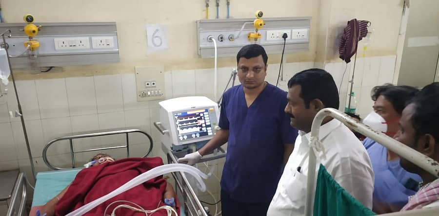 ಧಾರವಾಡದಲ್ಲಿ ನಡೆದ ಅಪಘಾತದಲ್ಲಿ ಗಾಯಗೊಂಡು ಕಿಮ್ಸ್ಲ್ಲಿ ಚಿಕಿತ್ಸೆ ಪಡೆಯುತ್ತಿರುವವರ ಆರೋಗ್ಯದ ಮಾಹಿತಿಯನ್ನು ವೈದ್ಯರಿಂದ ಸಚಿವ ಶಂಕರಪಾಟೀಲ ಮುನೇನಕೊಪ್ಪ ಪಡೆದರು