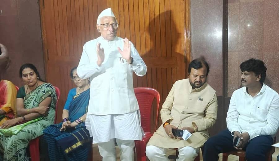 ಬೀದರ್ನ ಪೂಜ್ಯ ಚನ್ನಬಸವ ಪಟ್ಟದ್ದೇವರು ಜಿಲ್ಲಾ ರಂಗಮಂದಿರಲ್ಲಿ ನಡೆದ ‘ಬಿದರಿ’ ಬೀದರ್ ಜಿಲ್ಲೆಯ ಸಾಂಸ್ಕೃತಿಕ ವೇದಿಕೆ ಸಭೆಯಲ್ಲಿ ಹಿರಿಯ ಪತ್ರಕರ್ತ ಶಿವಶರಣಪ್ಪ ವಾಲಿ ಮಾತನಾಡಿದರು