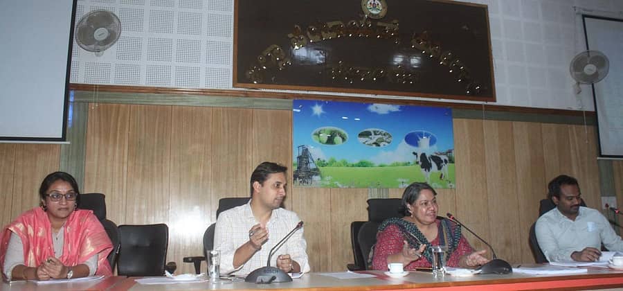 ಜಿಲ್ಲಾ ಉಸ್ತುವಾರಿ ಕಾರ್ಯದರ್ಶಿ ಉಮಾ ಮಹದೇವನ್ ಜಿಲ್ಲೆಯ ಮಳೆ ಪರಿಸ್ಥಿತಿ ಹಾಗೂ ಬೆಳೆ ನಷ್ಟದ ಸಂಬಂಧ ಕೋಲಾರದಲ್ಲಿ ಶನಿವಾರ ಅಧಿಕಾರಿಗಳ ಸಭೆ ನಡೆಸಿದರು