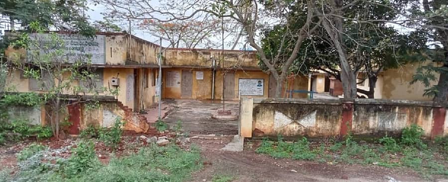 ಸಂತೇಮರಹಳ್ಳಿಯಲ್ಲಿರುವ ಸಮಾಜ ಕಲ್ಯಾಣ ಇಲಾಖೆಯ ಹಾಸ್ಟೆಲ್‌ ಮೂರು ವರ್ಷಗಳ ಹಿಂದೆ ಹಾಳಾಗಿದ್ದು, ಈಗ ಬಾಡಿಗೆ ಕಟ್ಟಡದಲ್ಲಿ ನಡೆಯುತ್ತಿದೆ